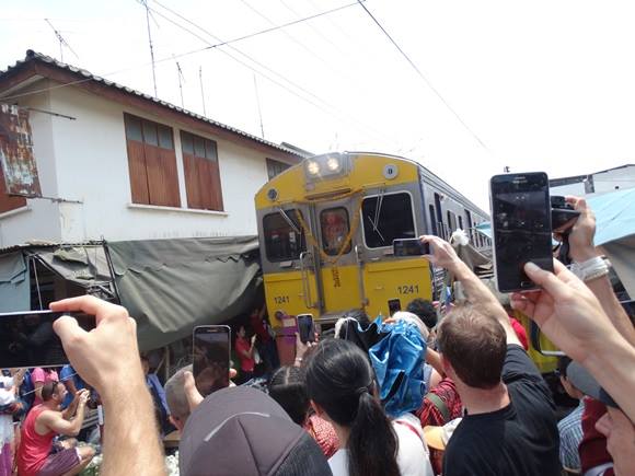 列車到着！傘たたみの様子を見学します